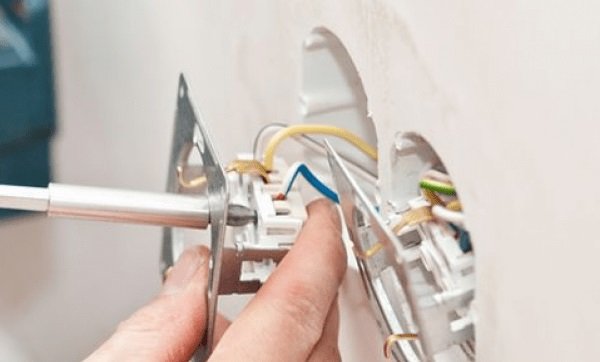 Electrician - executie, reparatii instalatii electrice servicii non-stop